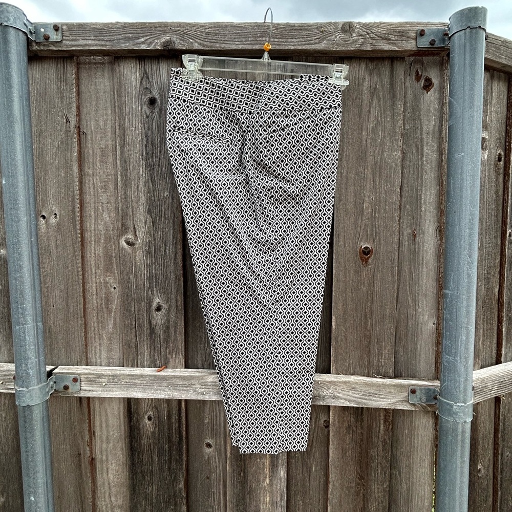Women’s Black and White Patterned Pants. 98% cotton, 2% spandex. Like new.
